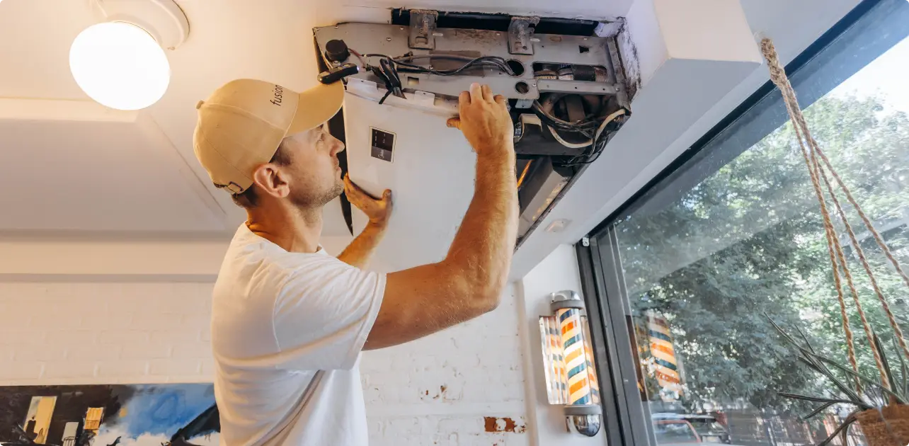 Moje klimatyzacje cieknie wodą.